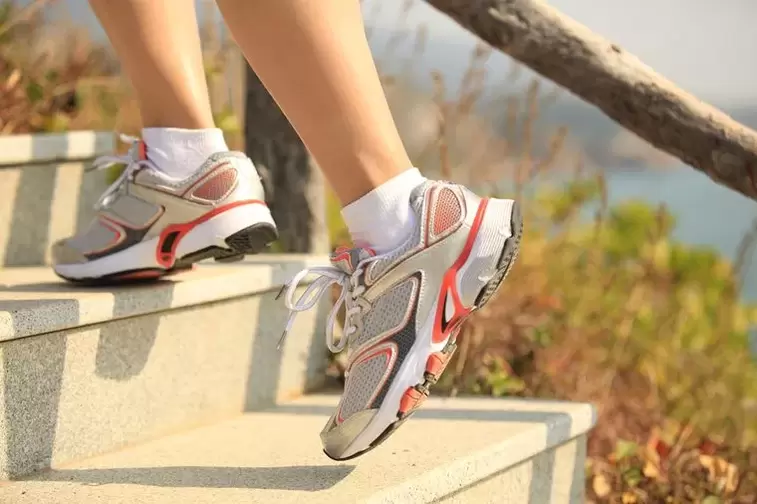 Bėgimas laiptais – tai būdas sustiprinti kojų raumenis ir numesti svorio