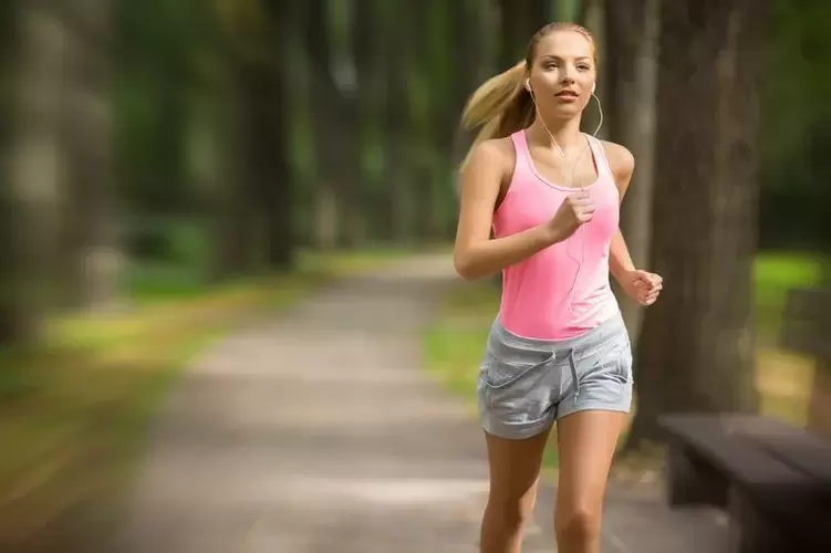 Mergina bėgioja numesti svorio