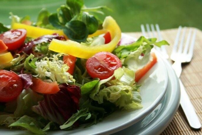 daržovių salotos, skirtos svorio netekimui tinkamai maitinantis