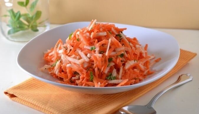 Dietinės morkų-obuolių salotos aprūpins lieknėjančio žmogaus organizmą vitaminais